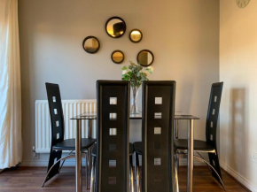 House - 10min to City Centre - Sleeps 4 - Parking